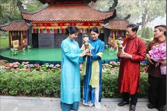 Phu nhân Tổng Bí thư Tô Lâm tiếp và cùng phu nhân Thủ tướng Singapore thưởng thức múa rối nước