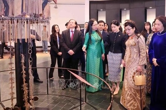 Hai Phu nhân Thủ tướng Việt Nam và Singapore thăm Bảo tàng Dân tộc học Việt Nam