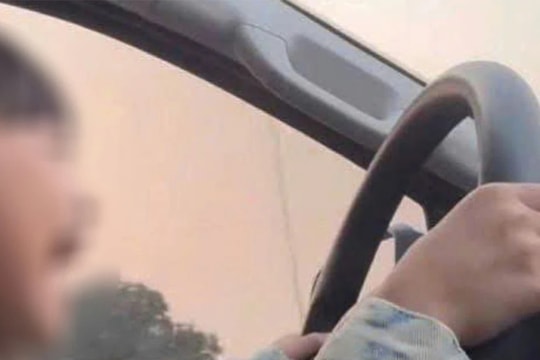 Để trẻ em điều khiển xe ô tô, người đàn ông bị phạt gần 30 triệu đồng