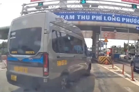 Chuyển làn không đúng quy định, tài xế bị phạt 5 triệu đồng, trừ 4 điểm giấy phép lái xe 