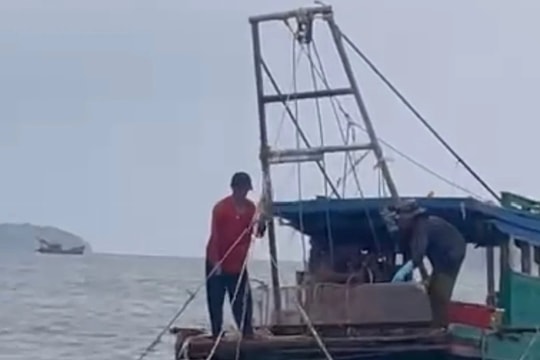 Kiên Giang: Tàu không số ngang nhiên khai thác thủy sản trái phép, xúc phạm cán bộ khi bị nhắc nhở