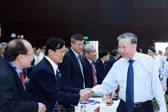 Tổng Bí thư Tô Lâm gặp mặt cán bộ lão thành cách mạng, người có công, gia đình chính sách tiêu biểu khu vực miền Trung - Tây Nguyên