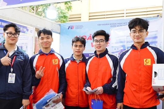 Nhiều doanh nghiệp săn đón sinh viên ngay tại Ngày hội việc làm của Trường ĐH Công nghiệp Hà Nội