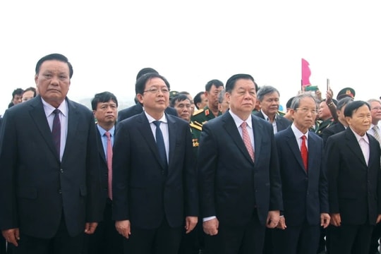 Trưởng Ban Tuyên giáo và Dân vận Trung ương Nguyễn Trọng Nghĩa dâng hương tại Tượng đài chiến thắng Núi Bà ​