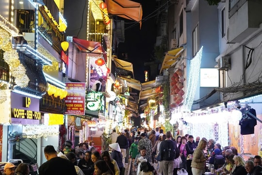 "Phố đường tàu" đông kín dù Hà Nội yêu cầu không đưa du khách tới đây, Phường Điện Biên đề xuất di dời