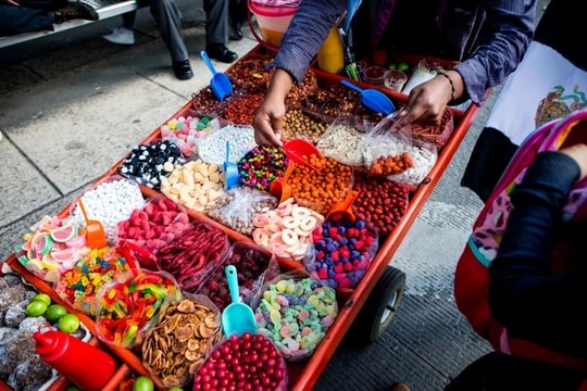 Mexico cấm bán đồ ăn vặt ở trường học 