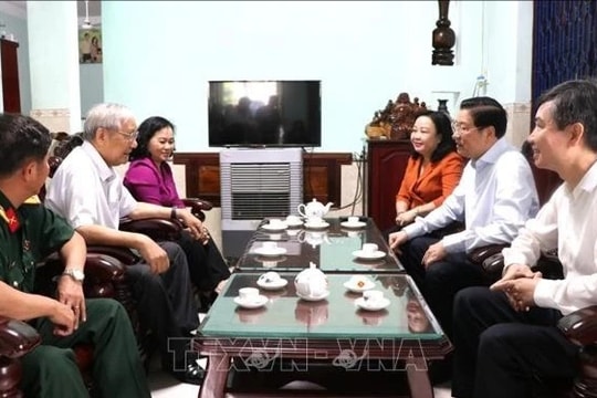 Trưởng Ban Nội chính Trung ương Phan Đình Trạc thăm, tặng quà nhân chứng lịch sử, gia đình chính sách tại Phú Yên