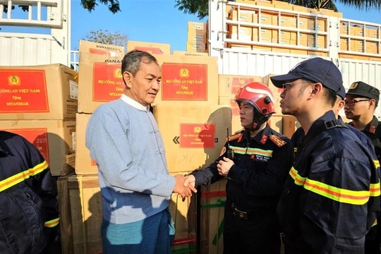 Bộ Công an Việt Nam trao gần 3 tấn hàng cứu trợ tặng nước bạn Myanmar