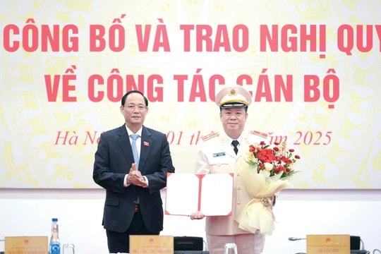 Phó Chủ tịch Quốc hội, Thượng tướng Trần Quang Phương dự Lễ công bố và trao Nghị quyết về công tác cán bộ