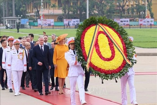 Nhà Vua Vương quốc Bỉ và Hoàng hậu vào Lăng viếng Chủ tịch Hồ Chí Minh, tưởng niệm các anh hùng liệt sĩ