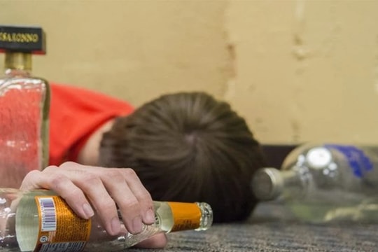 5 người ngộ độc nặng, 1 người tử vong do uống rượu trái cây khi đi du lịch