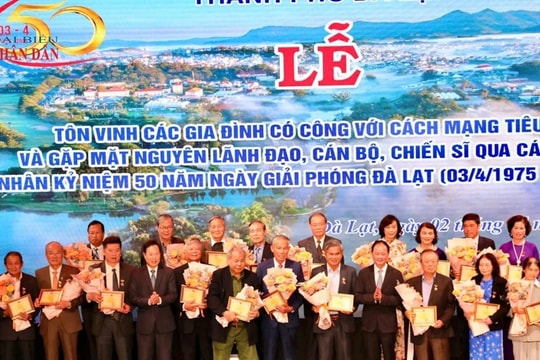  Đà Lạt tôn vinh người có công với cách mạng nhân kỷ niệm 50 năm Ngày Giải phóng thành phố