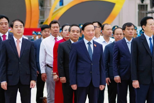 Phó Chủ tịch Quốc hội Nguyễn Khắc Định dự Lễ Thượng cờ kỷ niệm 50 năm giải phóng tỉnh Khánh Hòa