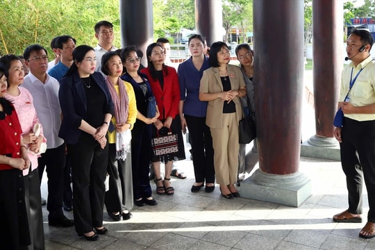 Đoàn công tác của Ủy ban Công tác đại biểu viếng Đền thờ Vua Hùng tại Cần Thơ 