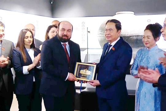 Chủ tịch Quốc hội Trần Thanh Mẫn và Phu nhân tham quan Bảo tàng lịch sử Quốc gia Armenia