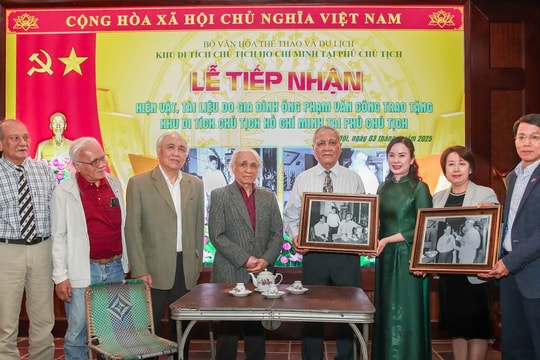 Khu di tích Chủ tịch Hồ Chí Minh tiếp nhận hiện vật về Bác Hồ 