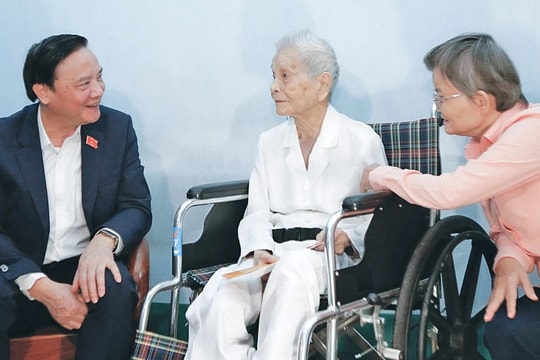 Phó Chủ tịch Quốc hội Nguyễn Khắc Định thăm, tặng quà gia đình có công tại Khánh Hòa