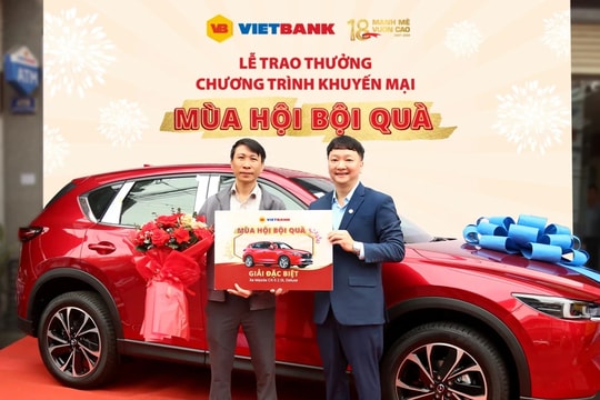 Ô tô Mazda CX-5 trị giá hơn 1 tỷ đã được trao tận tay khách hàng may mắn của Vietbank