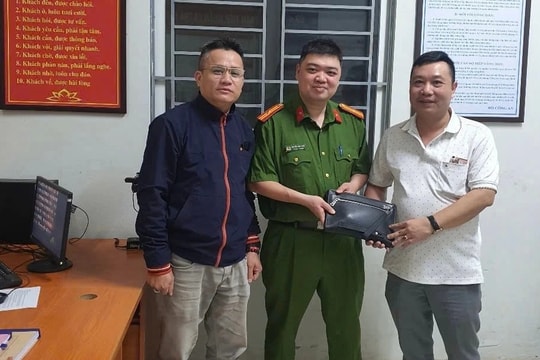 Công an phường Hoàng Liệt kịp thời trao trả tài sản đánh rơi cho người dân