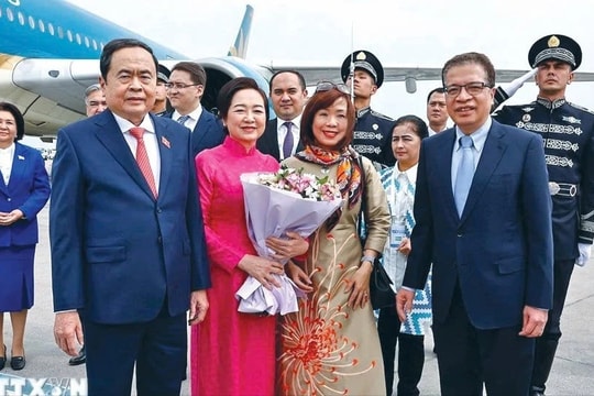 Chủ tịch Quốc hội Trần Thanh Mẫn và Phu nhân đến Tashkent, bắt đầu chuyến tham dự Đại hội đồng IPU - 150 và thăm chính thức Uzbekistan