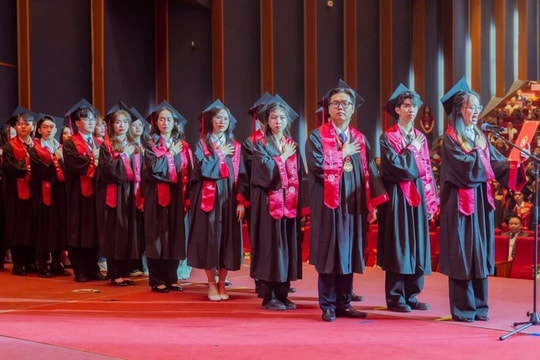 Hiệu trưởng Trường ĐH Ngoại thương nhắn nhủ tân cử nhân: "Thành công không đến từ con đường bằng phẳng"