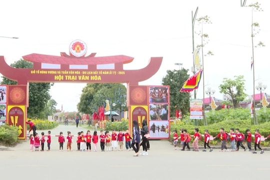 Sắc màu trẩy hội Đền Hùng