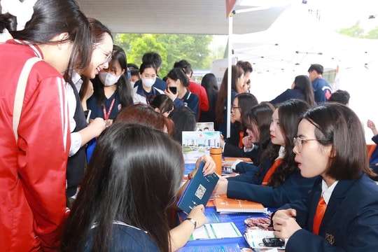 Gần 2.000 học sinh tham dự Chương trình đối thoại, tư vấn, hướng nghiệp năm 2025