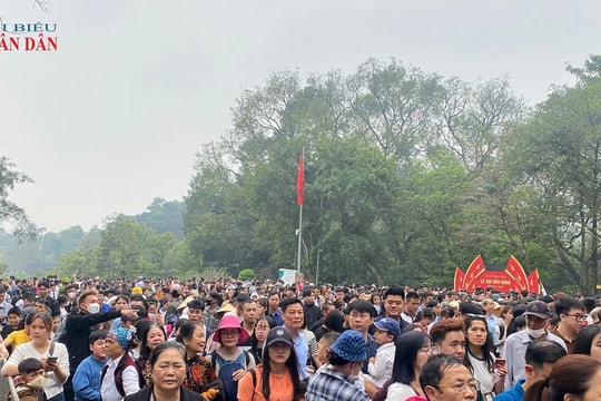 Hàng vạn người nô nức đổ về đền Hùng trước ngày khai hội