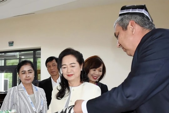 Phu nhân Chủ tịch Quốc hội thăm quan Khu trưng bày nghệ thuật NBU, Uzbekistan