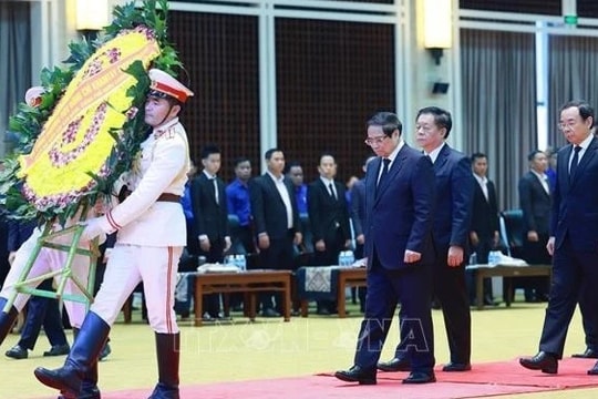 Thủ tướng Phạm Minh Chính viếng nguyên Chủ tịch Đảng Nhân dân Cách mạng Lào, nguyên Chủ tịch nước Lào Khamtay Siphandone