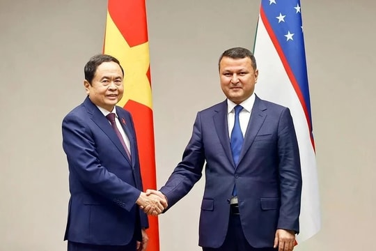 Vietnamese NA Chairman receives Uzbek officials in Tashkent