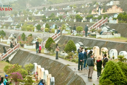 Người dân đi tảo mộ dịp Tết Thanh minh