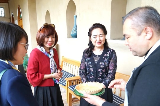 Phu nhân Chủ tịch Quốc hội tham quan cơ sở gốm truyền thống ở Thủ đô Tashkent, Uzbekistan