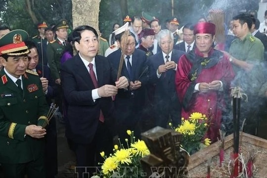 Chủ tịch nước Lương Cường lên núi Nghĩa Lĩnh dâng hương tưởng niệm các Vua Hùng