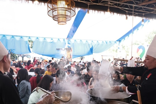 6.000 bát phở "chiêu đãi" thực khách tại Lễ hội Phở làng Vân Cù, Nam Định