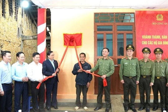 Thứ trưởng Phạm Thế Tùng dự Lễ khánh thành và bàn giao nhà mẫu tặng hộ nghèo trên địa bàn huyện Hòa An, tỉnh Cao Bằng