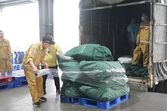 Vietnam Airlines vận chuyển gần 30 tấn hàng cứu trợ đến Myanmar