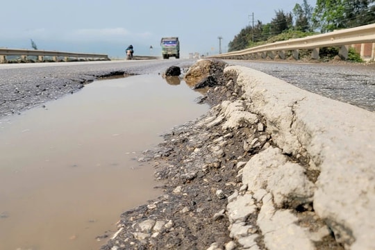 Hà Tĩnh: Nhiều tuyến đường kết nối với Khu kinh tế Vũng Áng xuống cấp nghiêm trọng