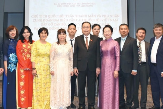 Chủ tịch Quốc hội Trần Thanh Mẫn gặp gỡ cộng đồng người Việt Nam tại Uzbekistan
