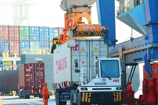 Bứt phá thu ngân sách, giữ vững trận địa chống buôn lậu