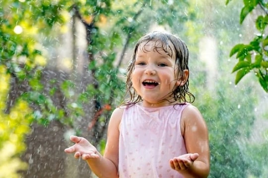 Đảm bảo sức khỏe trẻ nhỏ như thế nào trước cơn mưa trái mùa?