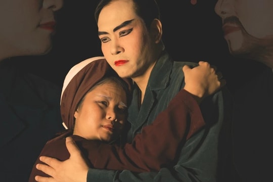 “Tình mẹ” và lời nhắc nhở về giá trị độc lập