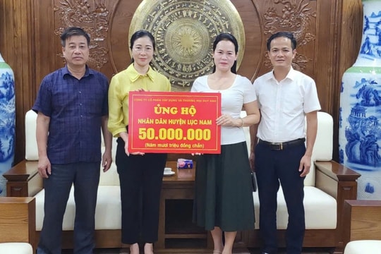 Công ty Cổ phần Xây dựng và Thương mại Duy Anh trao tiền hỗ trợ nhân dân bị ảnh hưởng mưa bão tại tỉnh Bắc Giang