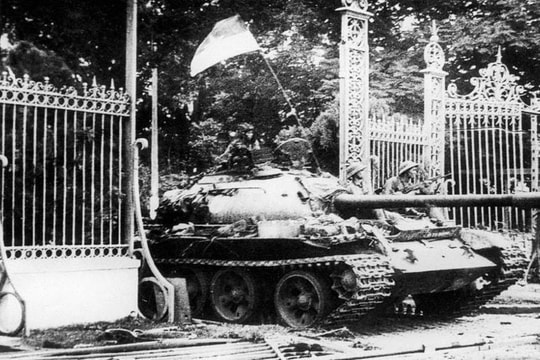 Triển lãm "Từ chiến thắng Điện Biên Phủ đến đại thắng mùa Xuân 1975"