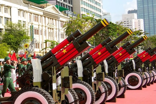 Cận cảnh bảo dưỡng dàn đại pháo trước ngày khai hoả mừng đại lễ 30.4