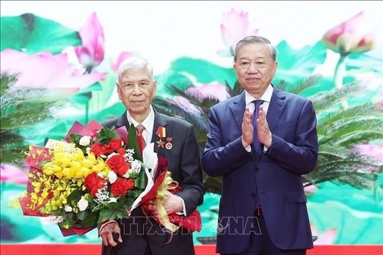 Tổng Bí thư Tô Lâm gặp mặt cán bộ lão thành cách mạng, người có công, gia đình chính sách tiêu biểu khu vực miền Bắc