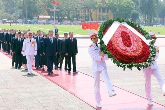 Tổng Bí thư, Chủ tịch nước Trung Quốc Tập Cận Bình vào Lăng viếng Chủ tịch Hồ Chí Minh