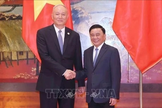 Thường trực Ban Bí thư Trần Cẩm Tú hội đàm với Bí thư Ban Bí thư, Chánh Văn phòng Trung ương Đảng Cộng sản Trung Quốc Thái Kỳ