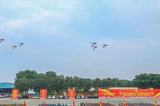 Đại tướng Nguyễn Tân Cương chỉ đạo tổng hợp luyện diễu binh, diễu hành tại sân bay Biên Hoà