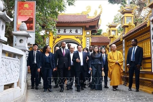 Thủ tướng Phạm Minh Chính và Thủ tướng Ethiopia tham quan chùa Trấn Quốc